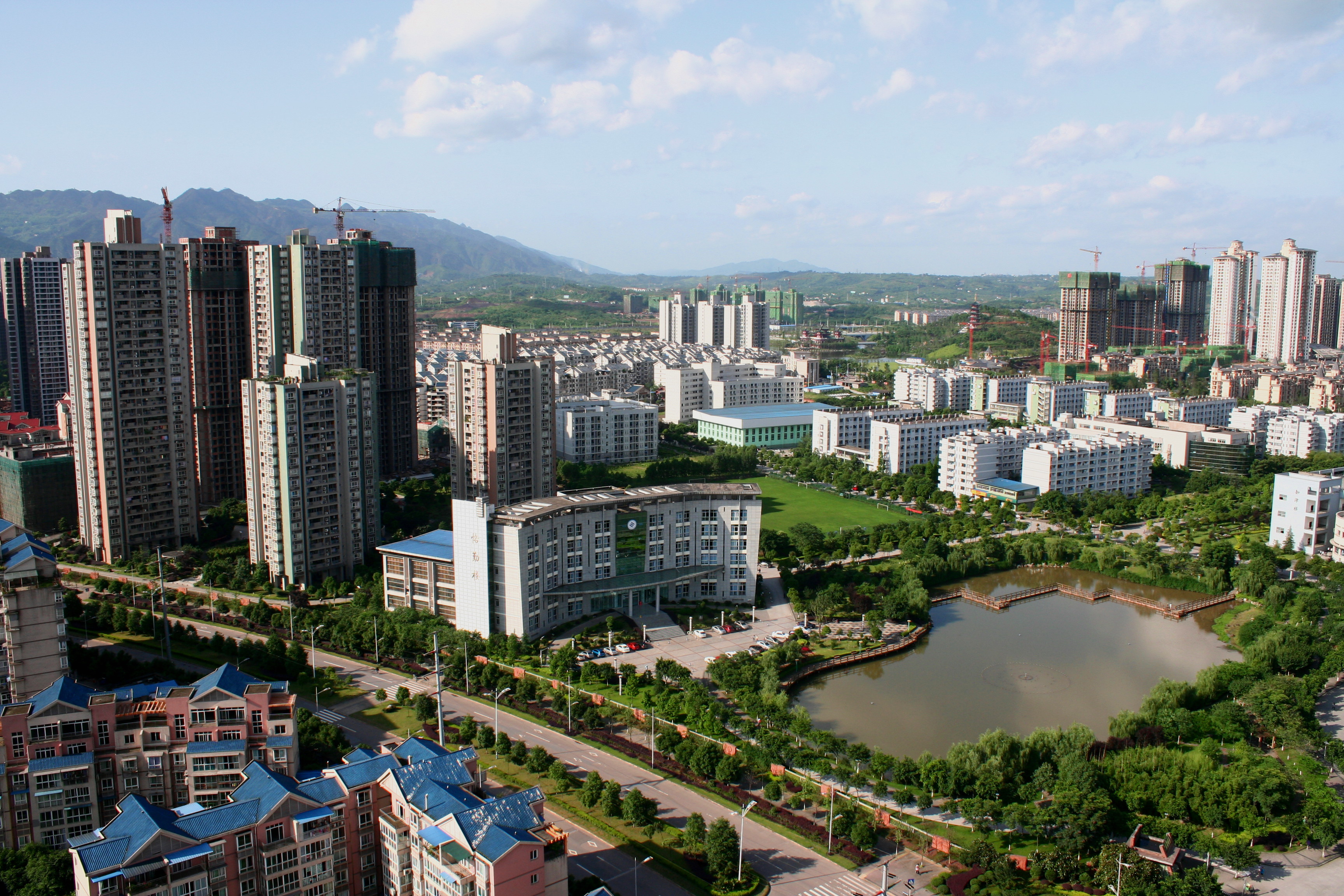 重庆文理学院录取分析：高考公费师范生热，二本批也超一本线77分