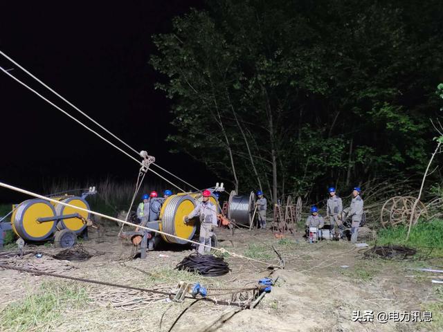 安徽宣城市：架线同跨三条铁路　挑灯夜战七日完工