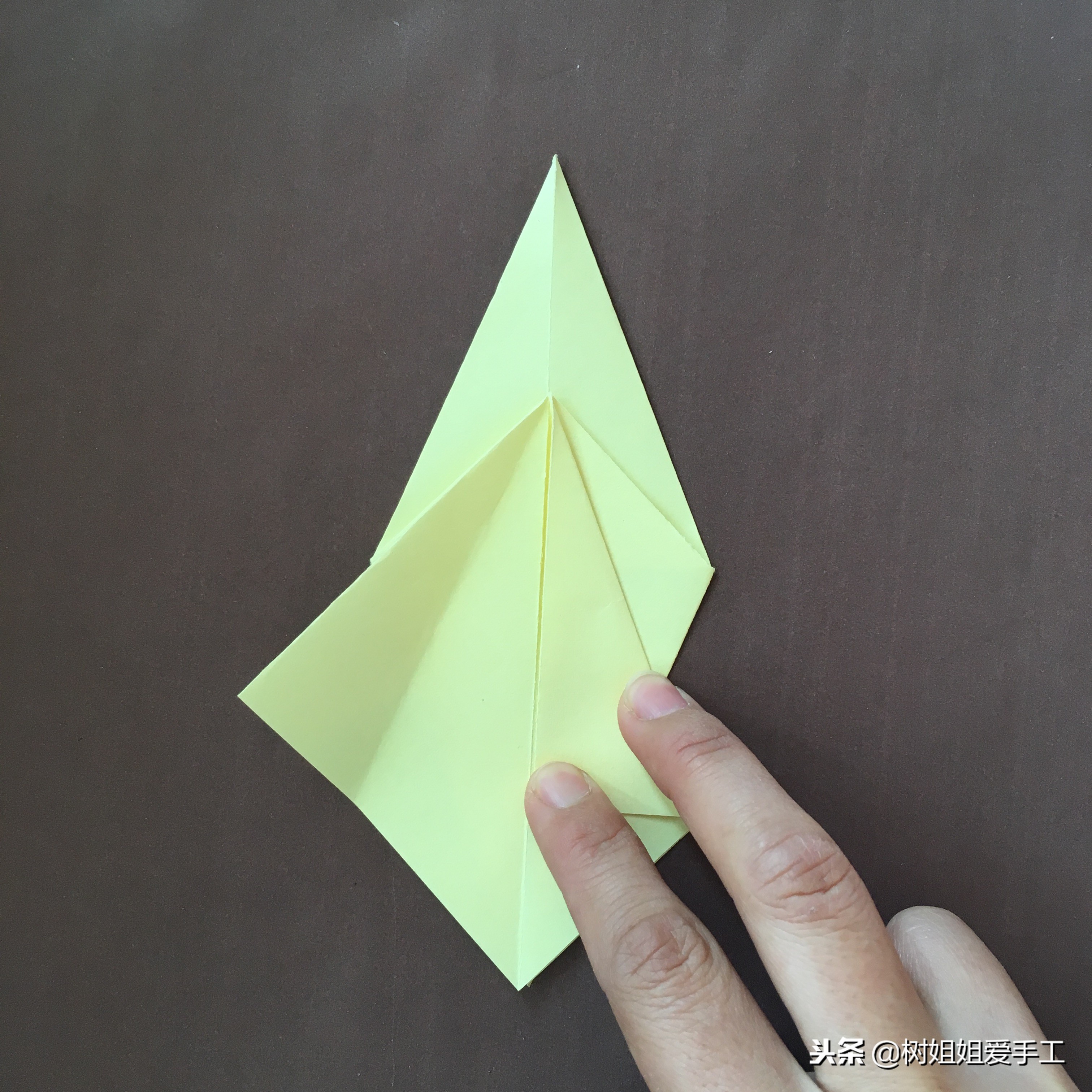 亲子手工：1张正方形折出开屏孔雀的方法