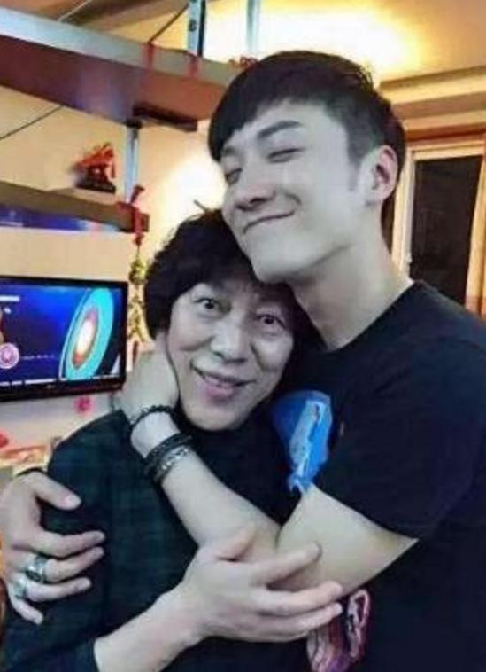 喬任梁死亡現(xiàn)場恐怖（2016年，喬任梁頭套塑料袋慘死，喬母花4年走出悲痛，卻被罵克子）