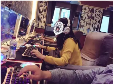 北大校花“毕业照”火了，才华与颜值并存，为何评论却大相径庭