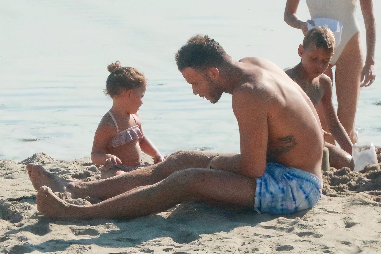 为什么nba球星都带家人（享受生活！格里芬和家人海边度假，和孩子们一起玩沙，球迷：羡慕）-华海博客