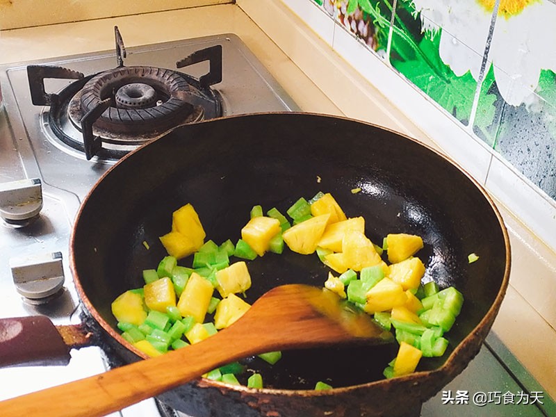 菠萝咕老肉（菠萝古老肉外酥里嫩的简单方法）