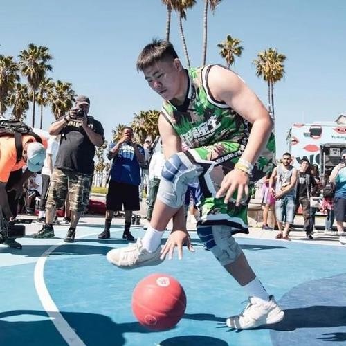 头盔哥开的篮球馆在哪(头盔哥郝天佶,用最纯粹的热爱玩转篮球,他是最