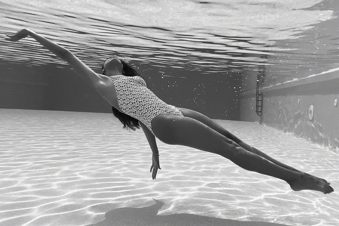 31岁艾莎水下大秀身材，穿泳衣太像美人鱼了，满屏都是大长腿