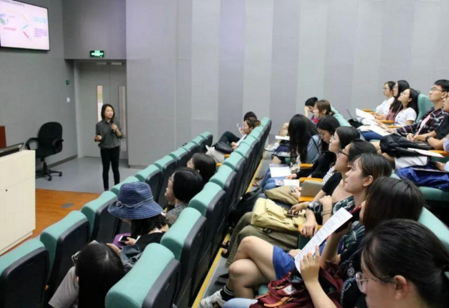 大学“精致女教师”走红，每天穿着打扮都不重样，堪比时尚达人