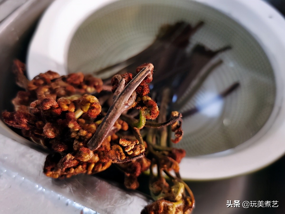 春天长出的嫩芽蕨菜遇上小银鱼，碰撞出别具小清新的口感