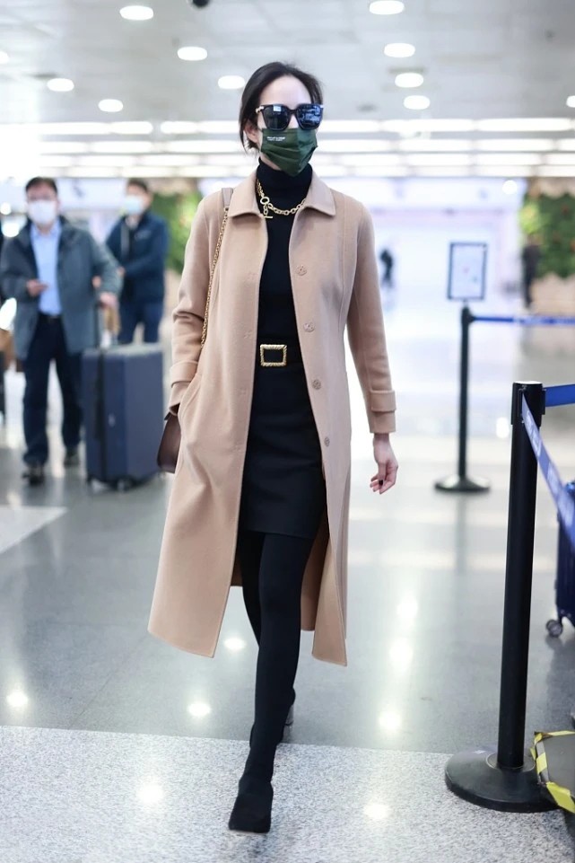 还是张钧甯的衣品好,卡其大衣配黑色调优雅时髦,秋冬可以这样穿