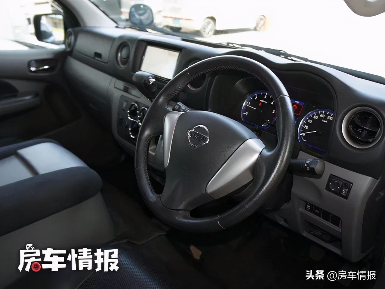 超级实用的日产NV350床车，前方拉人后方拉货，假日旅行还能睡觉