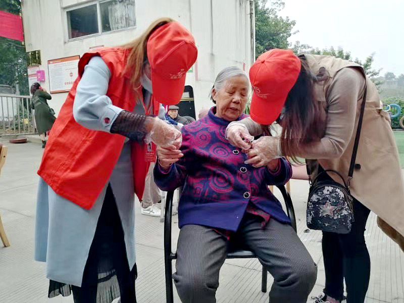 众扶高新志愿者养老院里服务忙