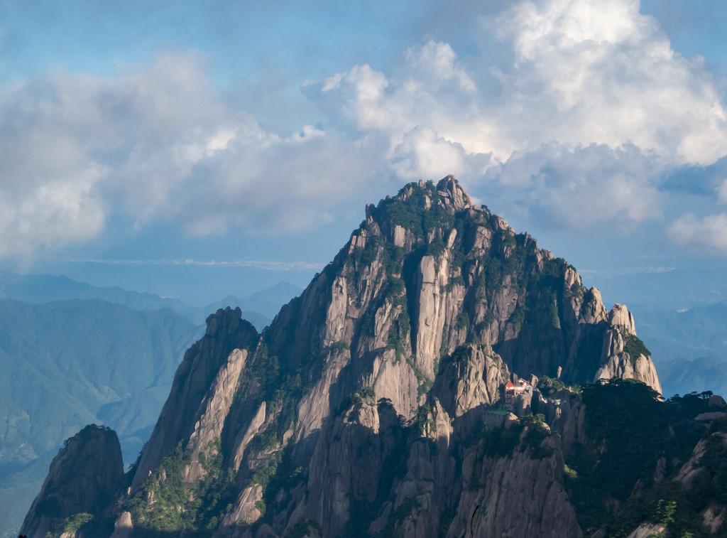 西邊正對著蓮花峰,與光明頂,蓮花峰一併成為是黃山的三大主峰