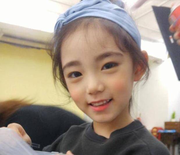 6岁开始化妆走红，12岁终止发育，父母的欲望毁了童模的一生