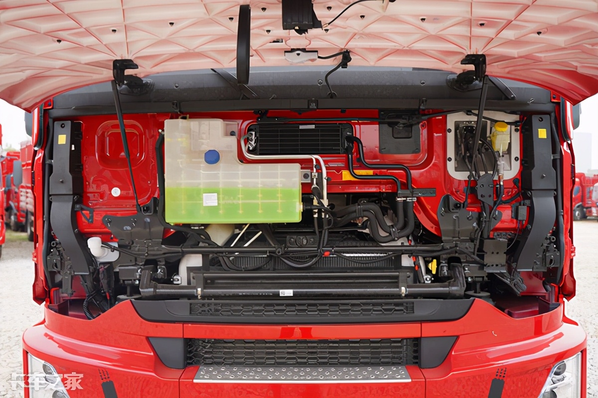 15升发动机,自重9.3吨,详解东风天龙kx lng牵引车