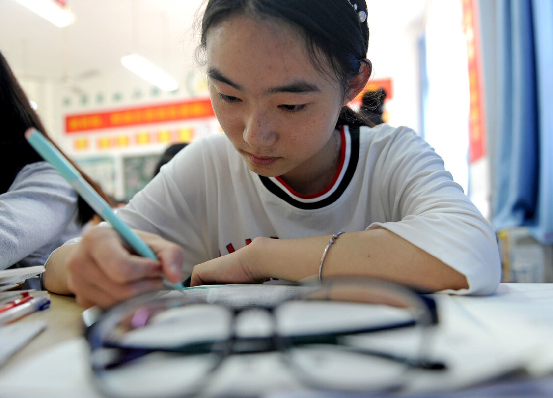 易烊千玺高考“太偏科”，数学成绩不错，英语分数让人捏了一把汗