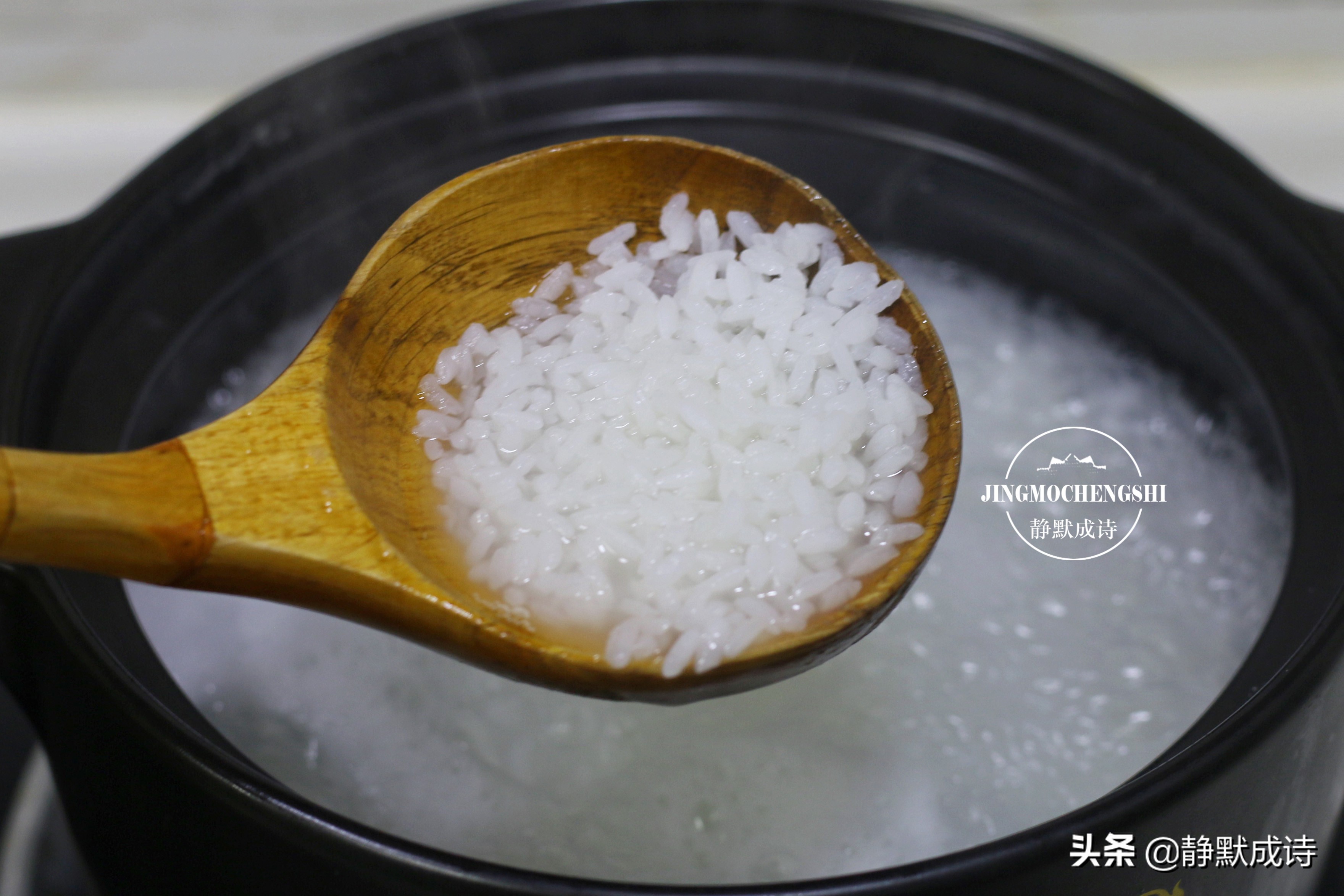 用螃蟹煮粥，味道不比清蒸差，把螃蟹处理好，粥又香又鲜没腥味