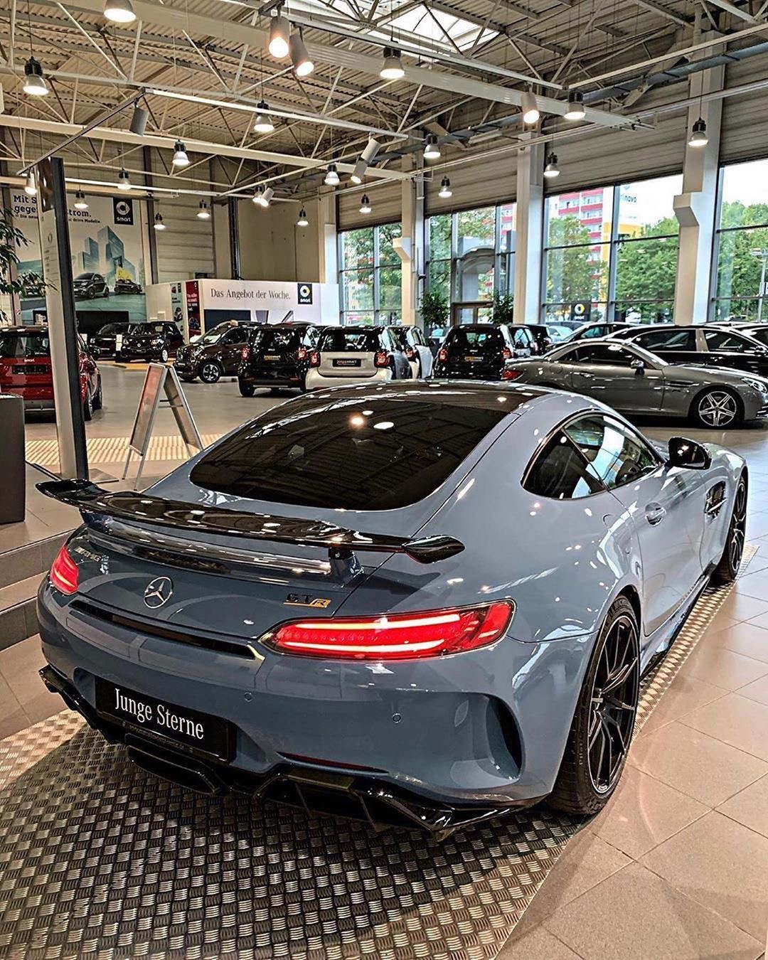 奔驰AMG GT R实拍，售价212.88万，对标Panamera Turbo，喜欢么？
