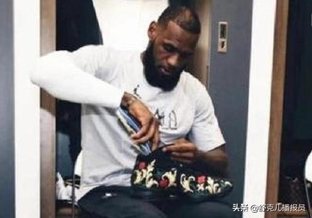 nba籃球鞋墊為什么不送人（NBA球星為啥送鞋時都把鞋墊拿出來，是舍不得，還是怕熏到球迷？）