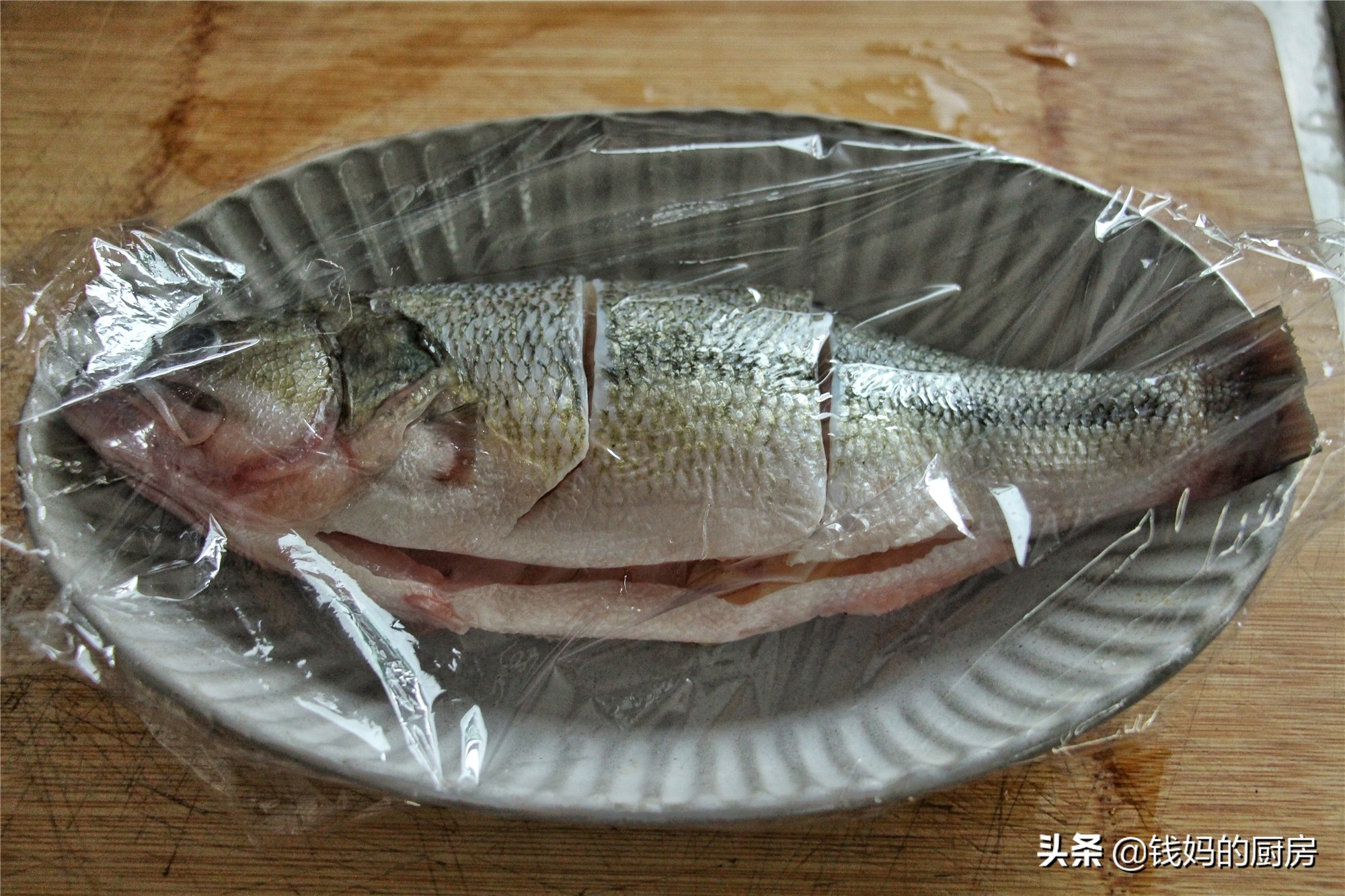 清蒸鱼用这方法，8分桌上桌，鱼肉鲜嫩多汁又不腥，比蒸锅还方便