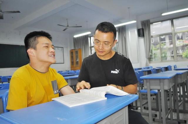 励志！“脑瘫少年”，2020年高考成绩623分，他是怎么做到的？