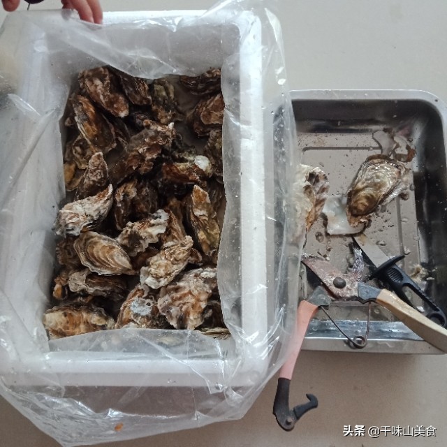 生蚝3秒打开的方法，工具很重要，蒜蓉蒸生蚝，这样做才过瘾