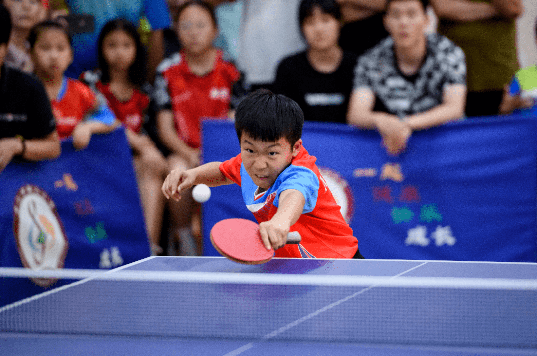 女孩适合学篮球还是羽毛球(从小爱运动的孩子更容易成大器，4类运动适合小学生，2类要避免)