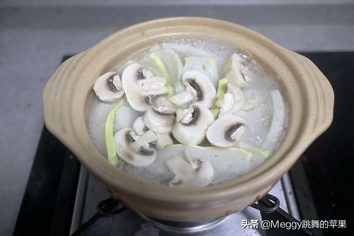 自制的鱼丸Q弹洁白，2道家常鱼丸汤，比饭店的还营养好喝实惠