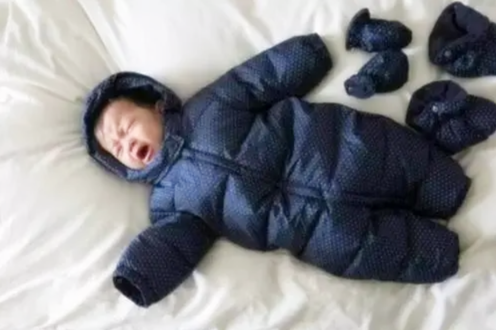 宝宝冬天睡觉穿多少盖多少？夜里这样穿盖，宝宝睡得香身体好