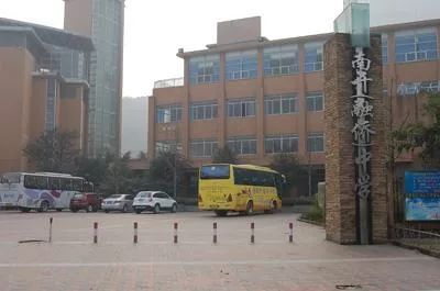 一年20万！在重庆上个小学也太贵了吧！不信来