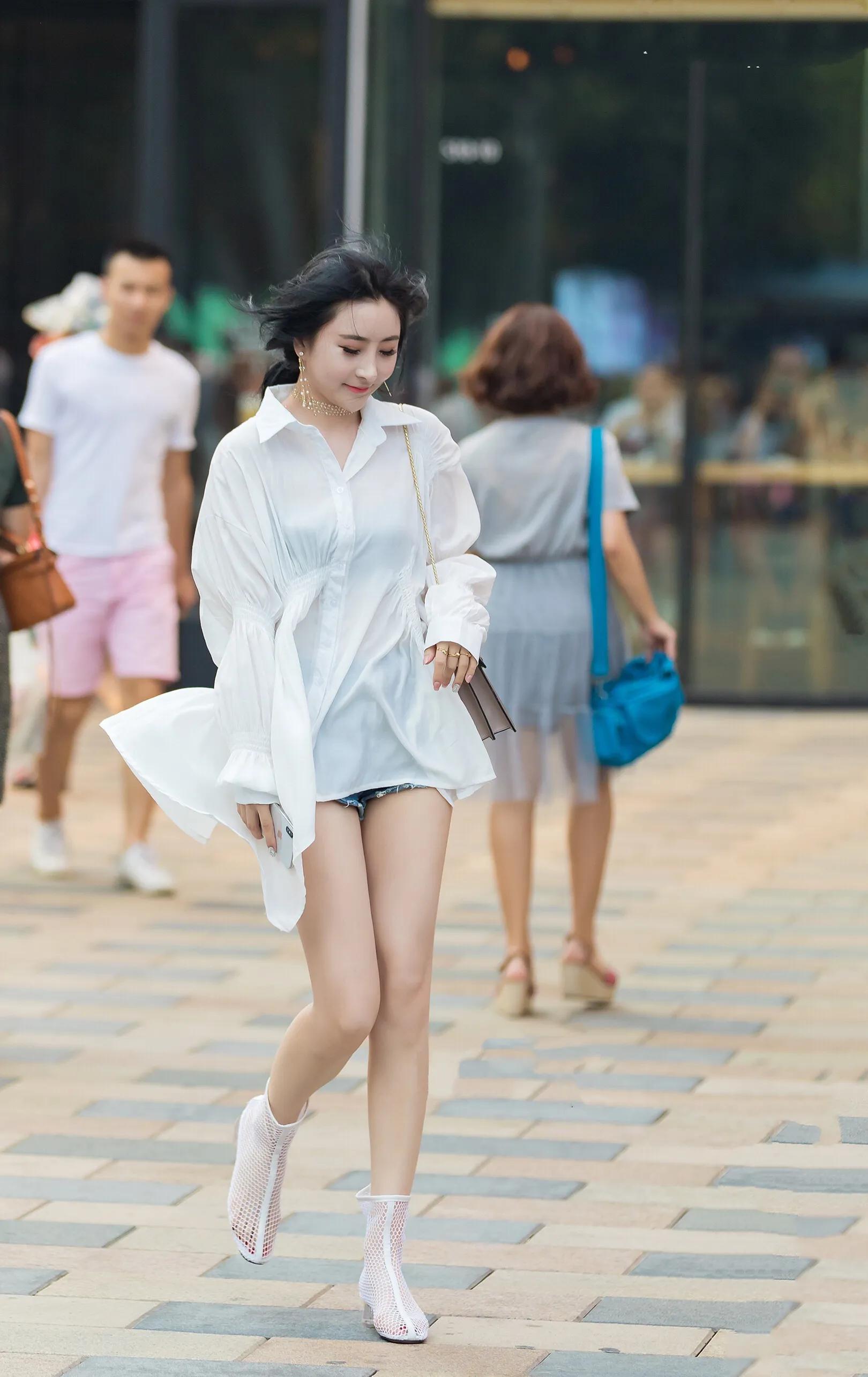 街拍美图 时尚靓丽穿搭的小姐姐们
