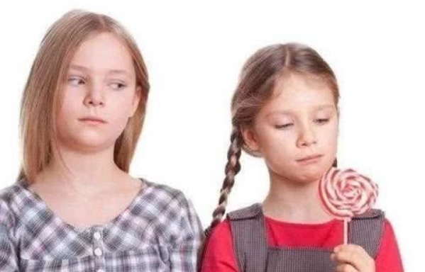 经常打小报告的孩子，是小小妒忌心见不得别人好，家长需要这么做
