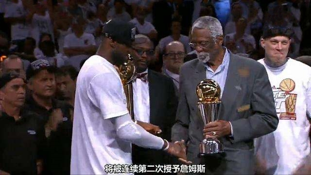 nba为什么拉塞尔颁奖(为什么近些年都是由萧华亲自颁奖，还剥夺拉塞尔老爷子颁奖权利？)