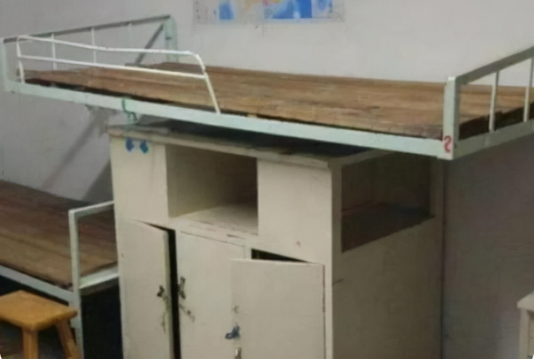 高校开学，研究生看到寝室以后直摇头，寝室环境究竟能有多差？