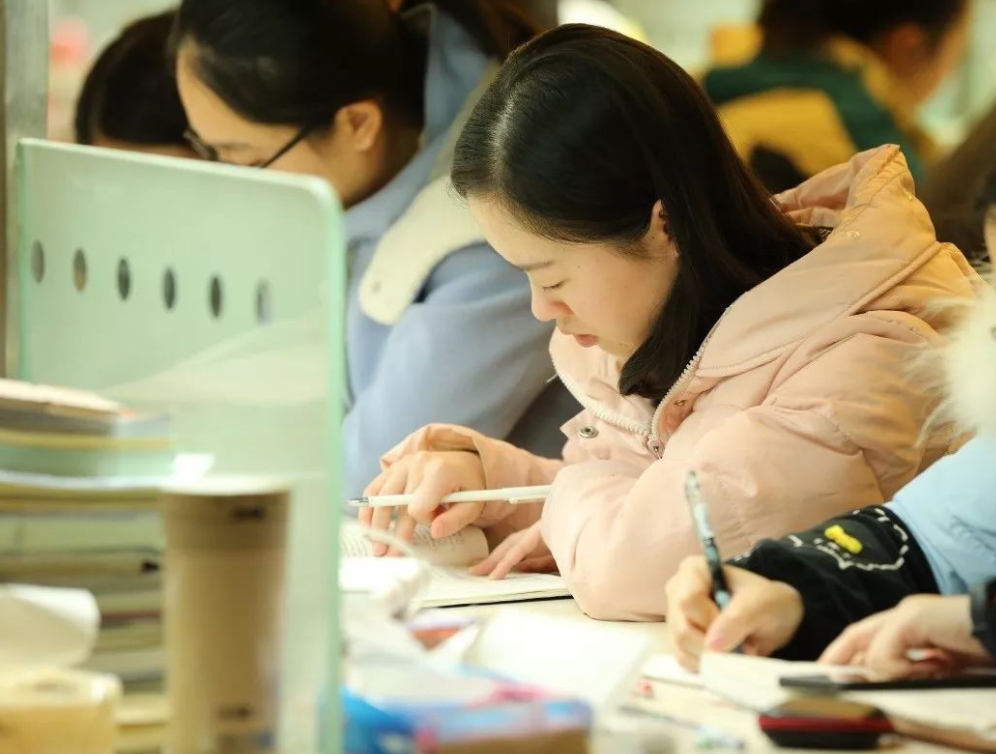 大学毕业想考公务员，备齐“三大证书”，成功上岸几率高