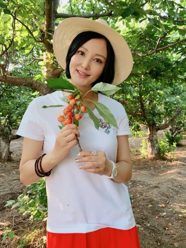 51岁陶红晒和老妈合影，穿T恤配半身裙，年过半百还是少女气息