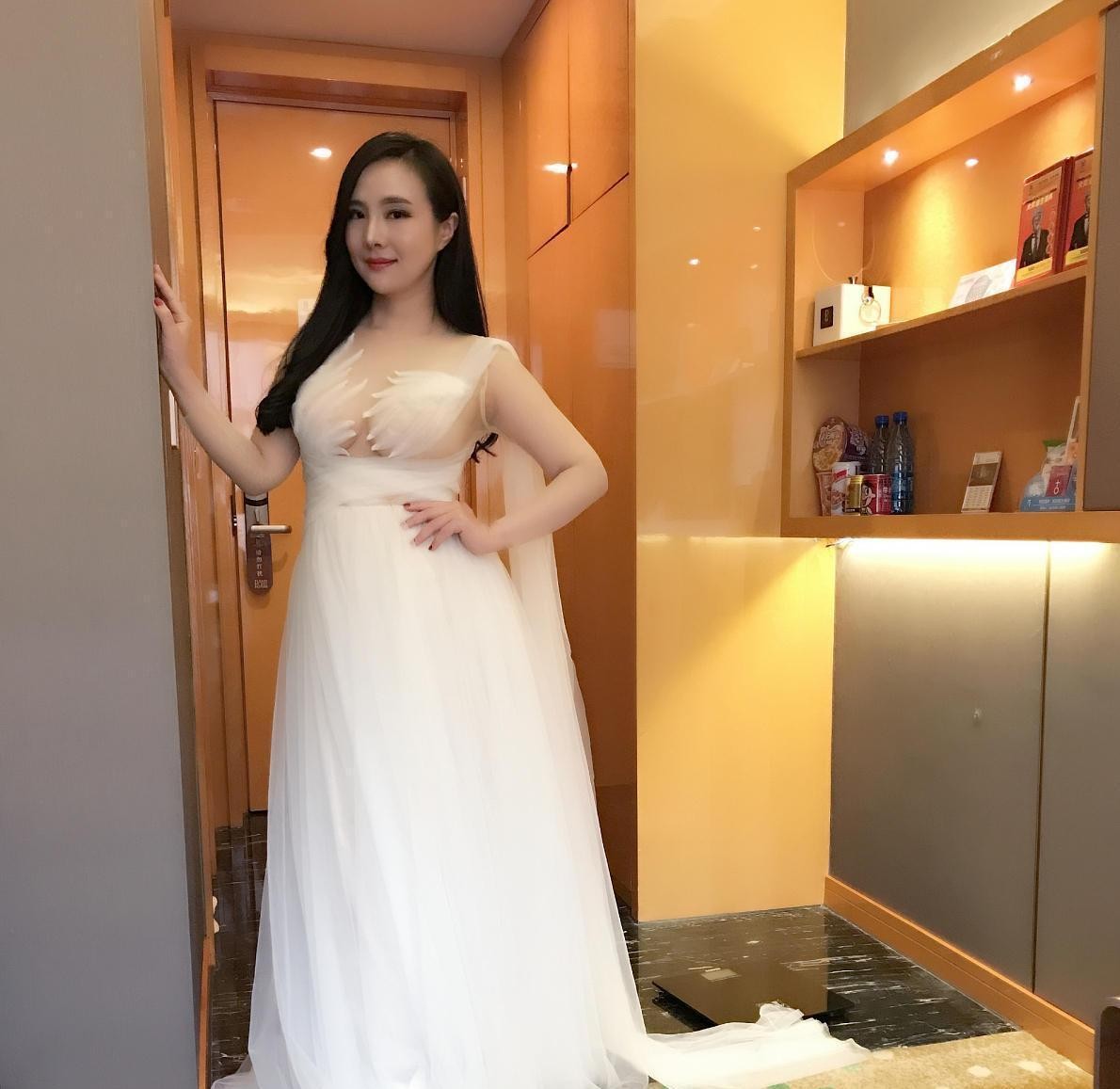 干露露也老了,穿透视蕾丝裙显得身材挺窈窕,但是脸有点僵