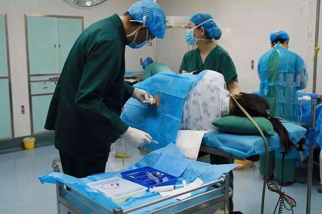 为什么医生有时会劝孕妈剖宫产？是为多赚钱吗？真实原因令人唏嘘