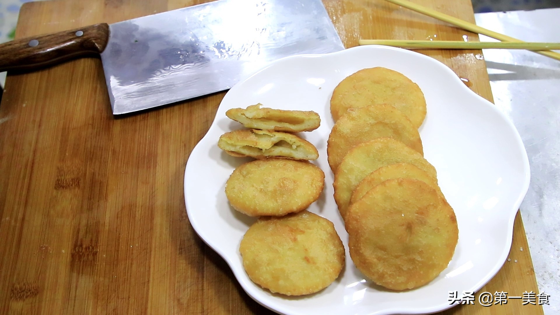 买不来糖糕可以在家炸，外皮酥脆掉渣，个个圆滚不破裂不露馅