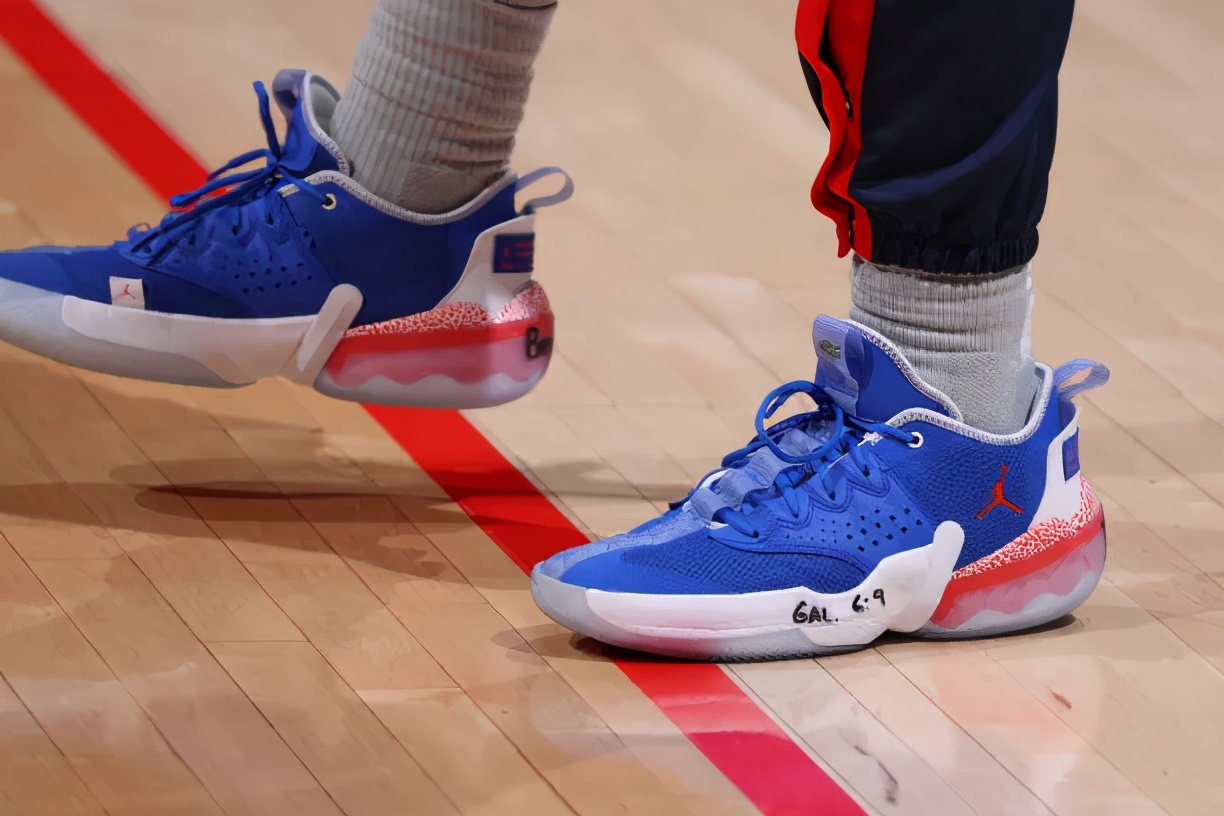 nba穿李宁鞋的球员有哪些（NBA球员上脚：詹姆斯2双签名鞋，巴特勒穿李宁驭帅14？）-趣拿体育