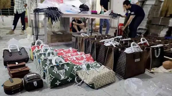 奢侈品这一行水太深了！上万的包包，成本说出来没人敢相信/