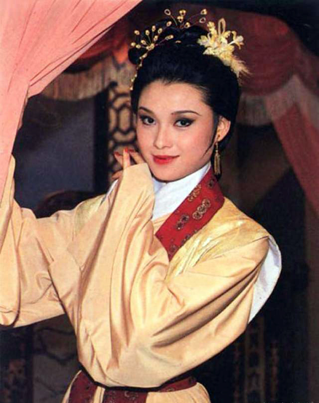 此外,她还曾在84版《鹿鼎记》中扮演皇太后,在《武林世家》中扮演倪雪