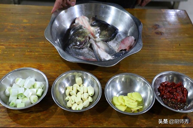 鱼头泡饼详细做法（鱼头泡饼这样做细嫩又不腥）