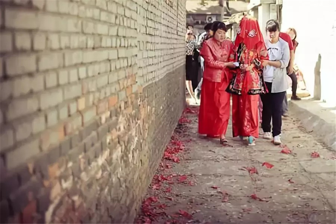 “强悍婆婆”火了，儿子结婚当天拿双棍，赶走不愿看到的“东西”