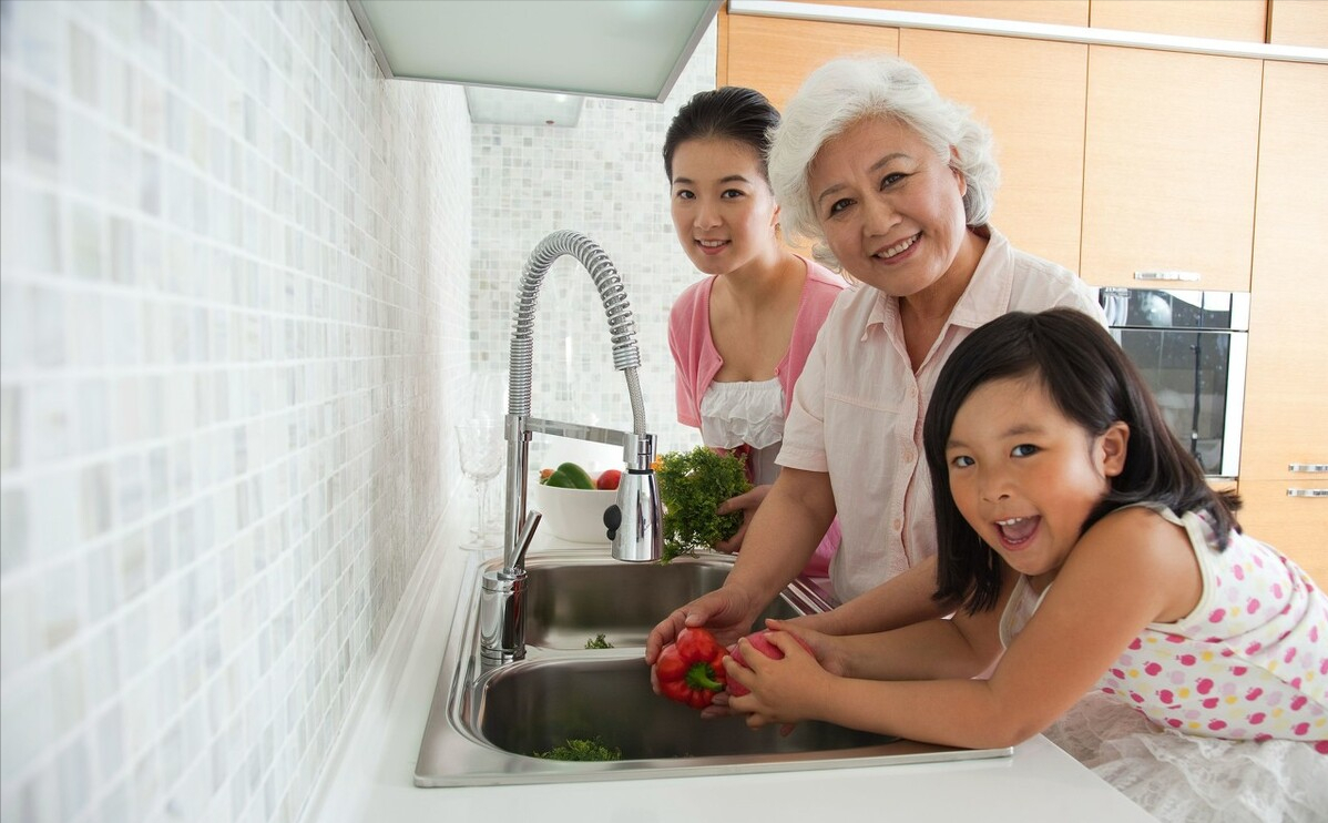 老人请保姆好还是住养老院好（一位老人在养老院的亲身经历）