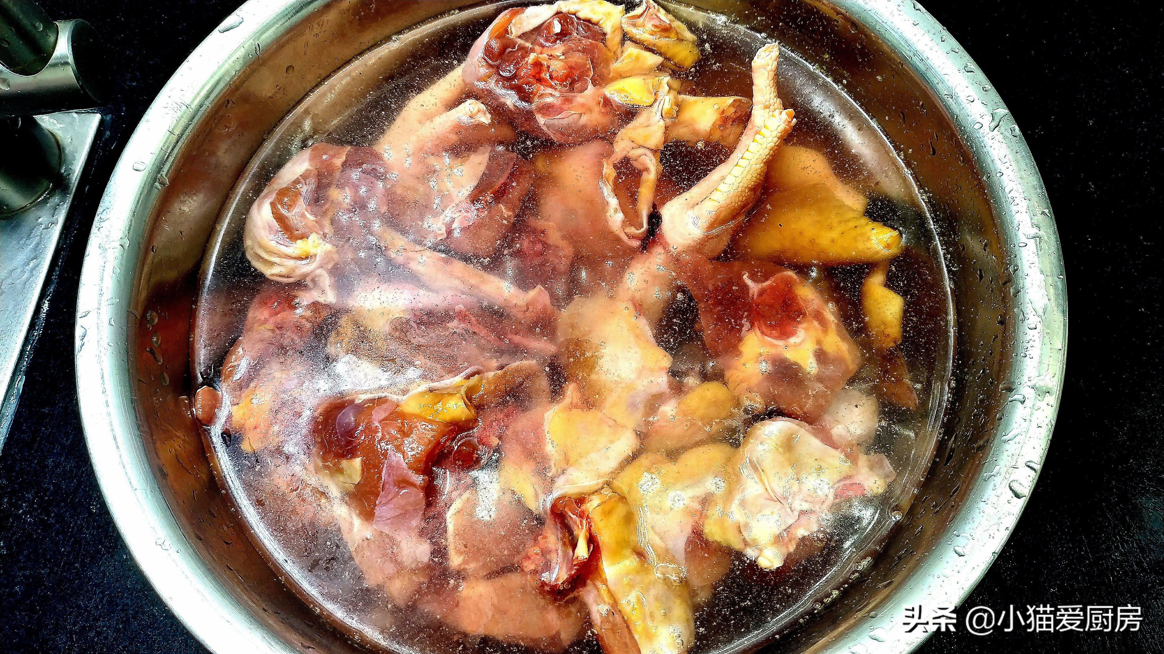 芋儿烧鸡肉，家常做法，芋头软糯，鸡肉香辣嫩滑好吃