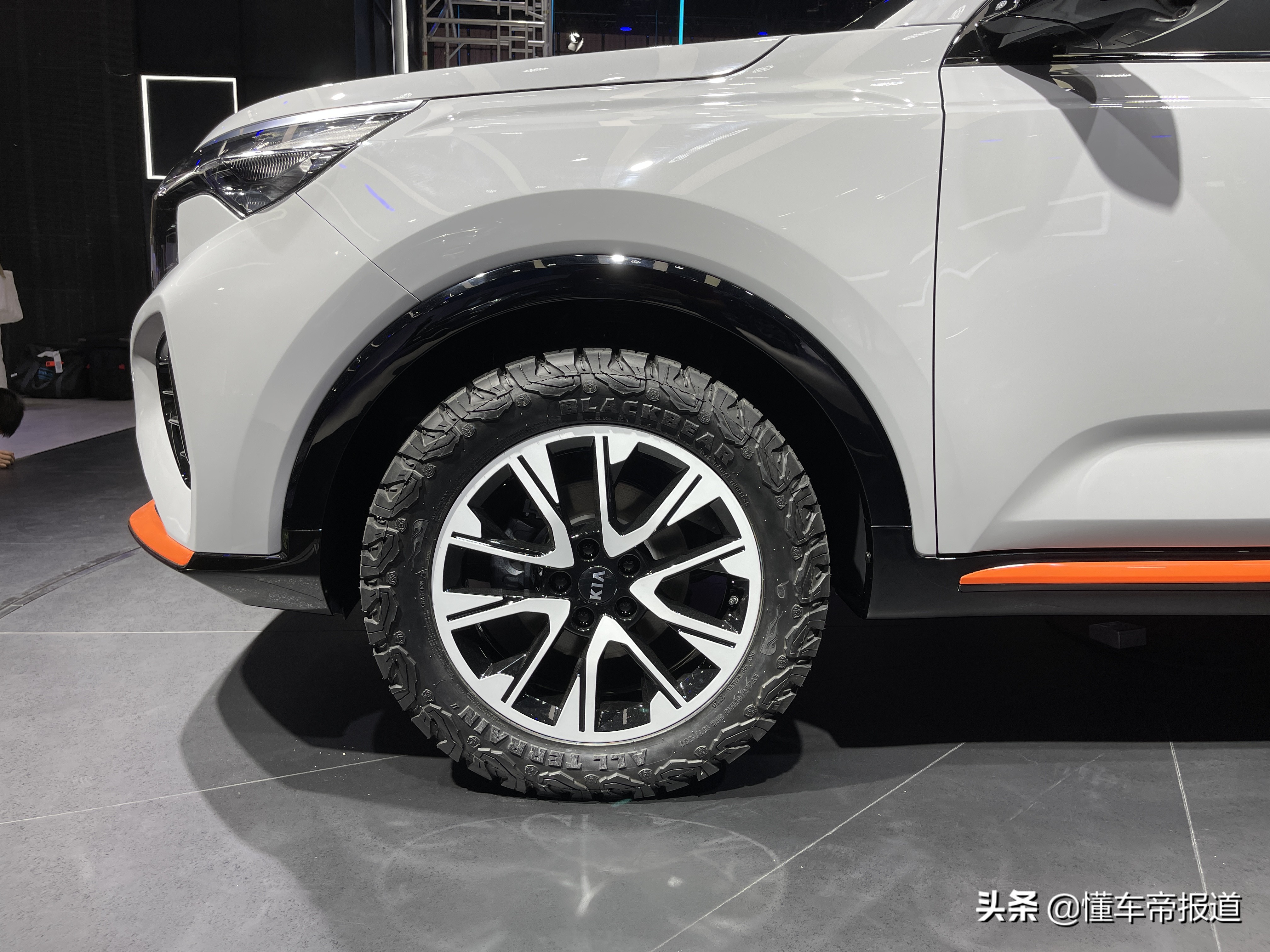 新车 </p><p>　　 东风悦达起亚智跑Ace首秀，造型硬朗，前脸霸气