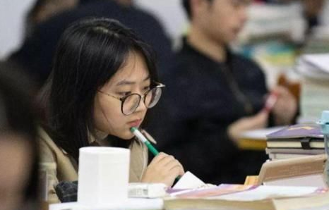 研究生“天价”学费专业曝光，最高费用60万，网友：贫穷限制想象