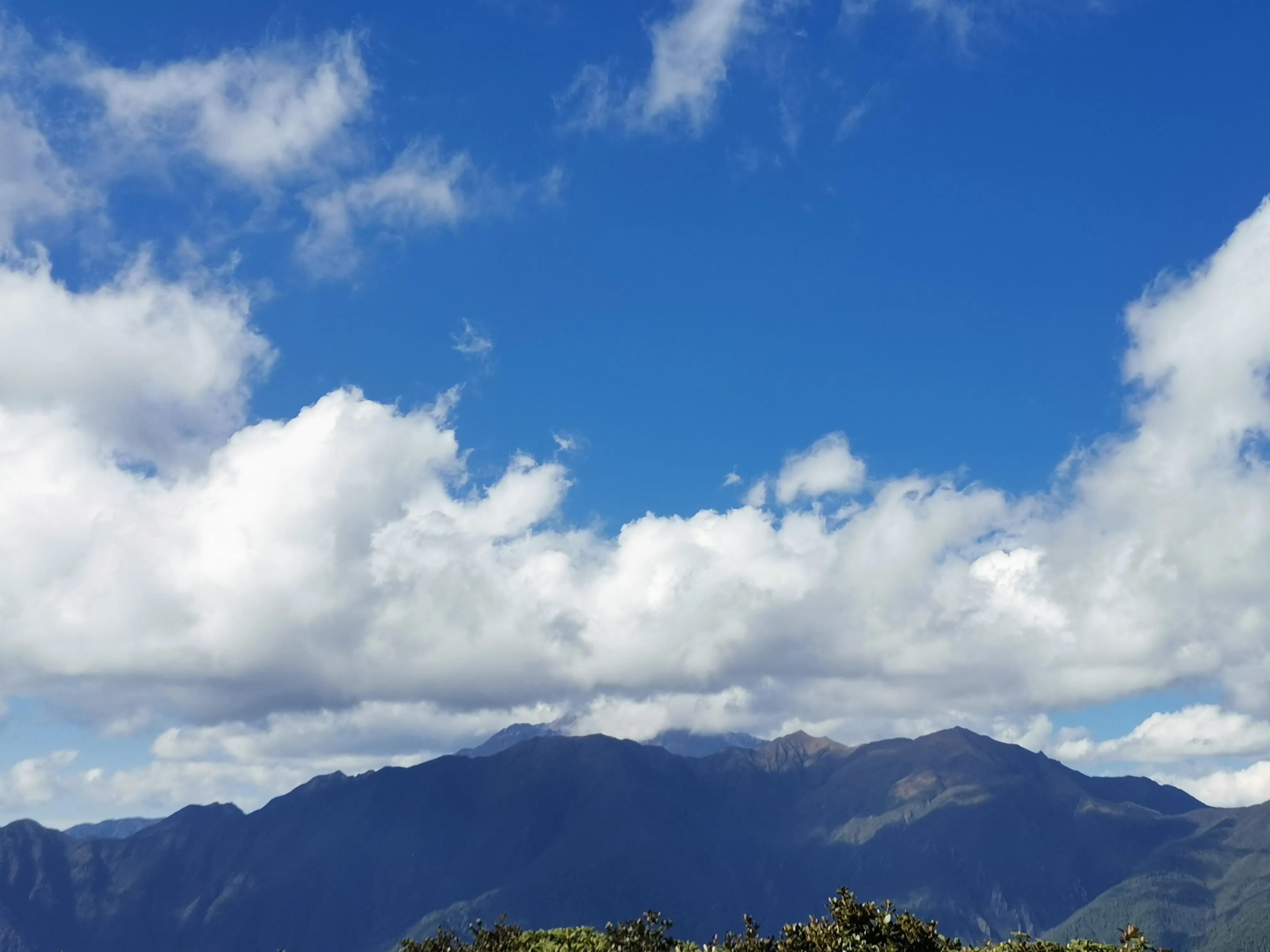 苍山月影浮云绕，洱海风清碧浪涟