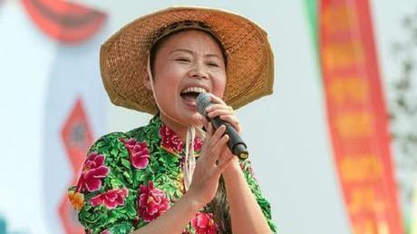 “9年河东，9年河西”，被骂9年不吭声，草帽姐远比你想象的狠