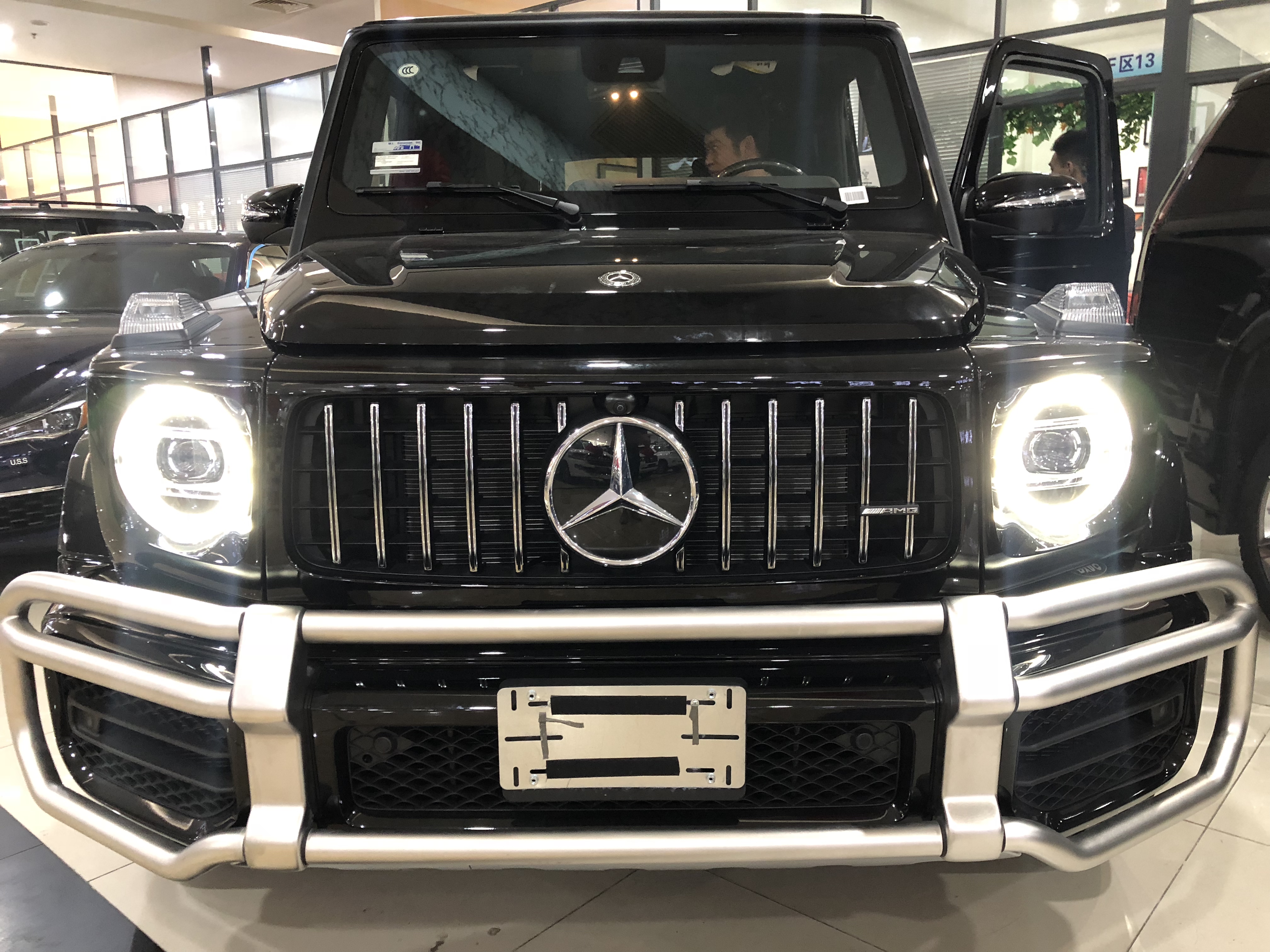 全新一代奔驰g63amg头灯及保险杠两侧均采用了内切式设计,且边缘处与