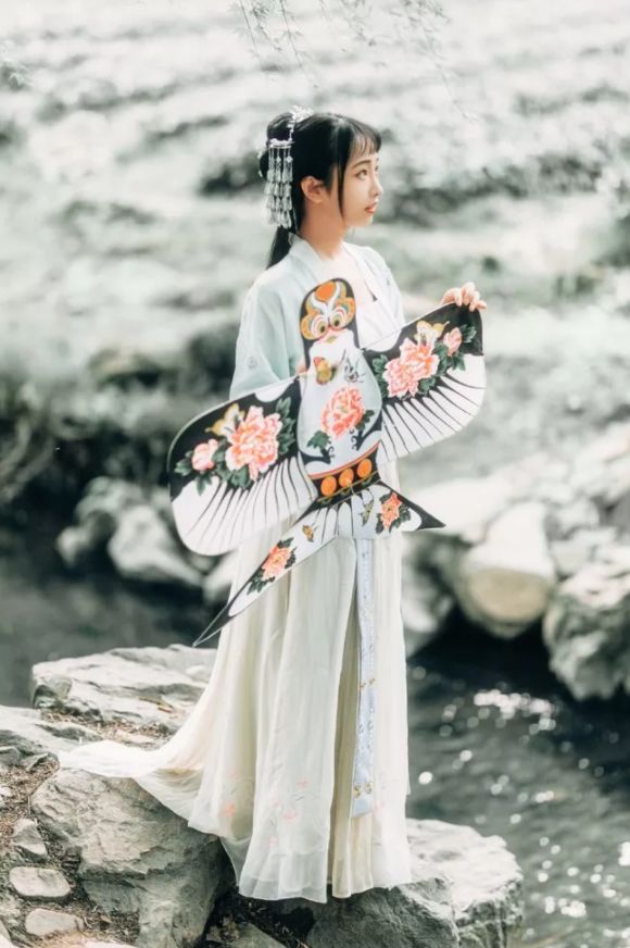 【诗词鉴赏】又是一年春风暖 忙趁东风放纸鸢,古诗词里的风筝!